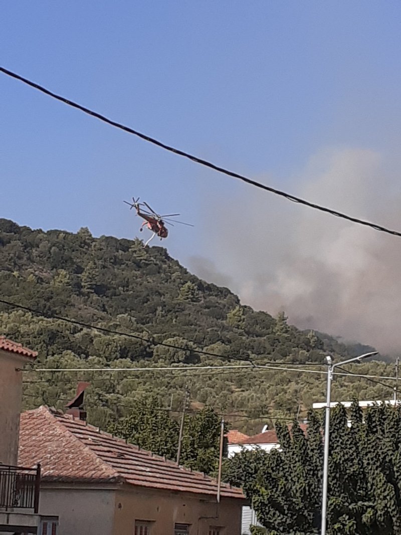 Ελικόπτερο επιχειρεί στην φωτιά στην Ηλεία/ Φωτογραφία: iefimerida