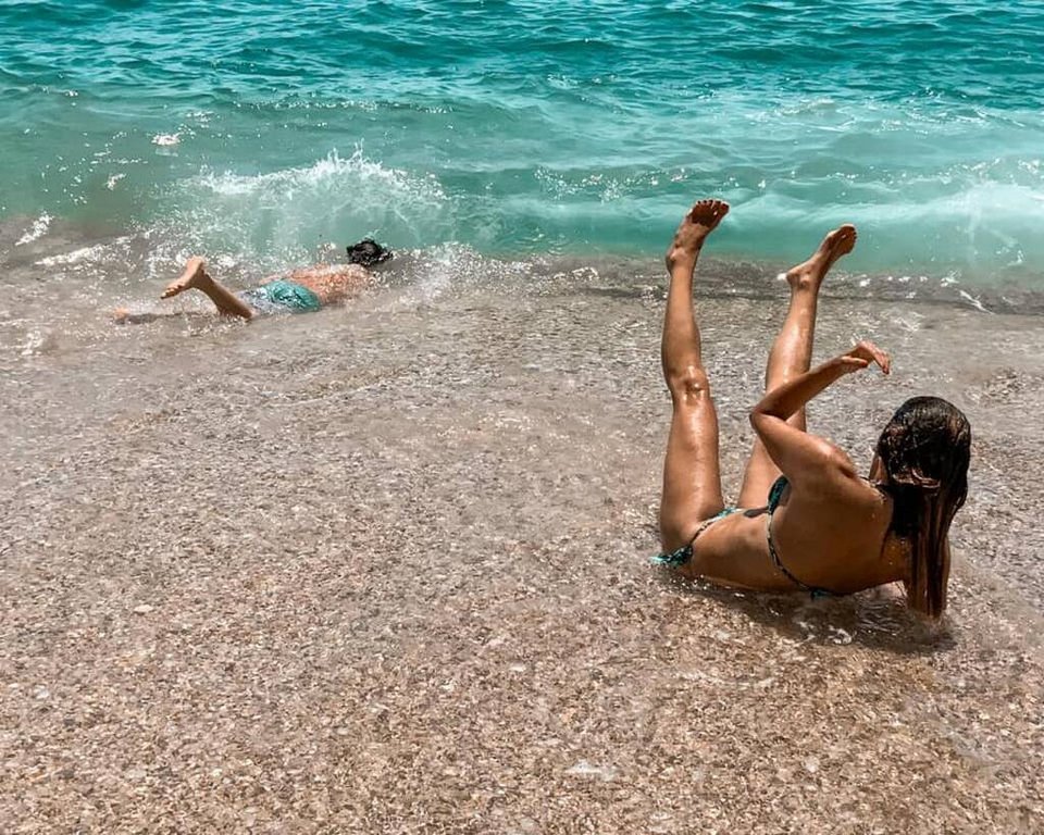 Η Ελλη Κοκκίνου στην παραλία παίζει με τον γιο της