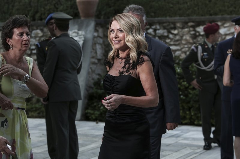 Η Ελλη Στάη με μαύρο φόρεμα