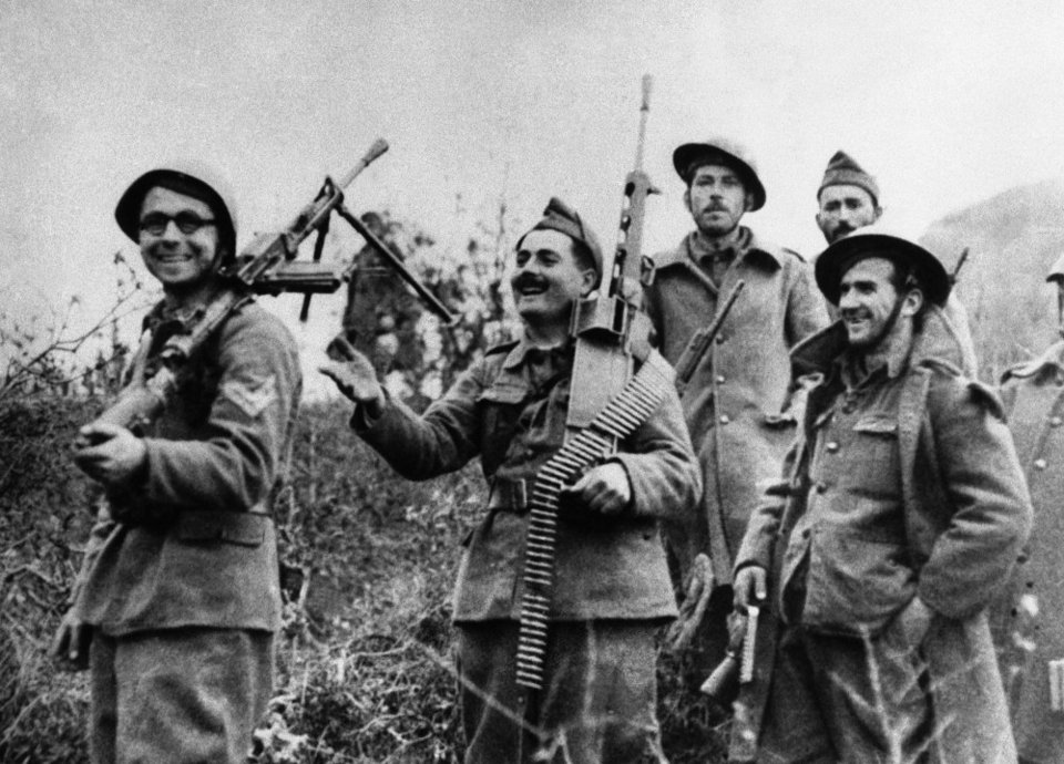 Έλληνες στρατιώτες αστειεύονται κρατώντας κράνη και όπλα των Ιταλών στο Τεπελένι