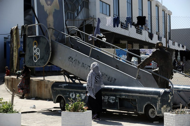 Το σήμα κατατεθέν του παλαιού αεροδρομίου στο Ελληνικό: Ανδρας ανεβαίνει σκάλα αεροσκάφους της Ολυμπιακής Αεροπορίας