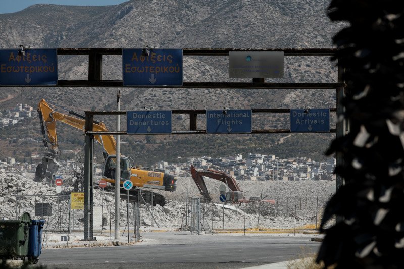 Μόνο οι πινακίδες έχουν μείνει ακόμα όρθιες, για να θυμίζουν ότι εδώ υπήρχε αεροδρόμιο