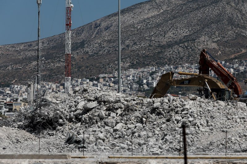 Μπάζα έχουν μείνει πια από τα κάποτε εμβληματικά κτίρια