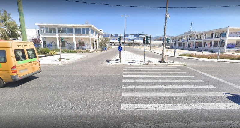 Η είσοδος στο παλιό αεροδρόμιο πριν από λίγα χρόνια