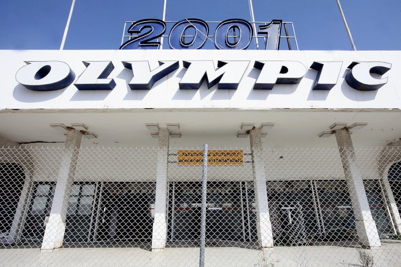 Η ταμπέλα με το σήμα της Ολυμπιακής κατεδαφίστηκε μαζί με το κτίριο