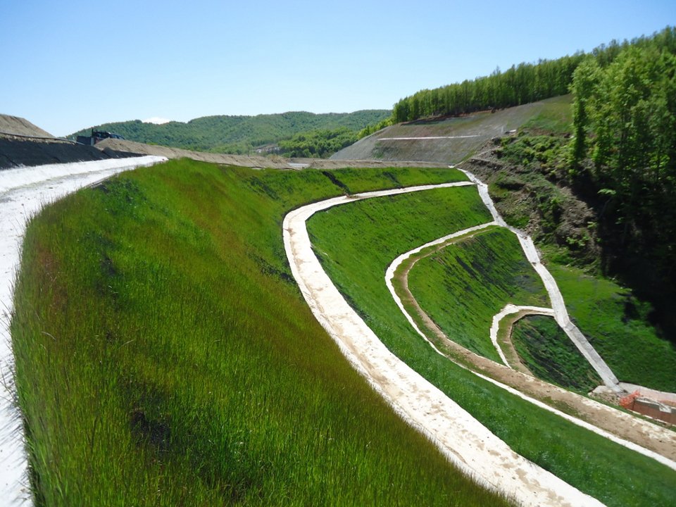 Υδροσπορά: Μία από τις εργασίες που πραγματοποιήθηκαν με σκοπό την εξυγίανση της γης και την επαναφορά στην αρχική της κατάσταση 