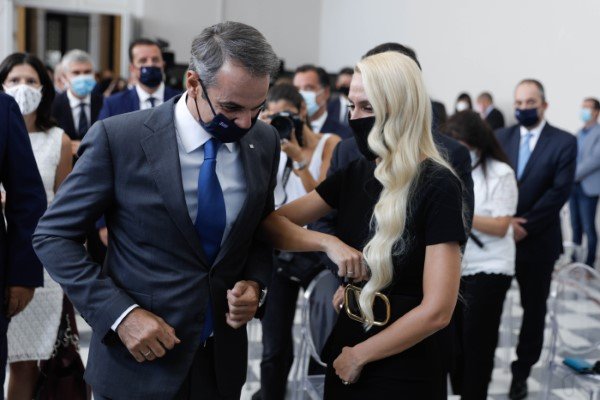 Ο πρωθυπουργός Κυριάκος Μητσοτάκης και η Πρόεδρος του Διοικητικού Συμβουλίου της Gastrade Ελμίνα Κοπελούζου Φωτογραφία: EUROKINISSI/ΓΙΩΡΓΟΣ ΚΟΝΤΑΡΙΝΗΣ