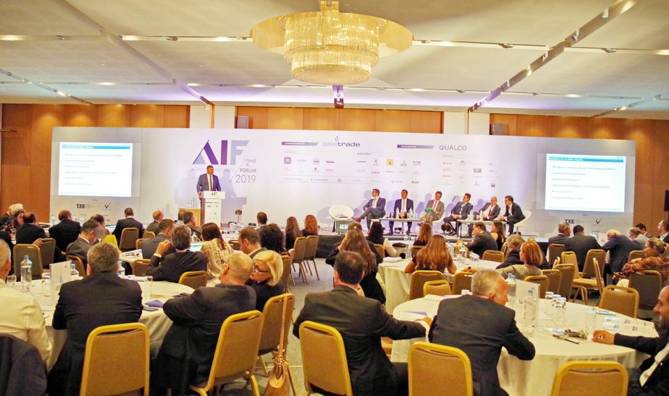 Στιγμιότυπο από την κατάμεστη αίθουσα που φιλοξένησε το “Athens Investment Forum 2019”, κατά τη διάρκεια της ομιλίας του Διευθύνοντος Συμβούλου της ΕΛΠΕ κ. Ανδρέα Σιάμισιη. Στο πάνελ διακρίνονται ο Διευθύνων Σύμβουλος της ΔΕΠΑ, κ. Κωνσταντίνος Ξιφαράς, ο Διευθύνων Σύμβουλος της ENERGEAN OIL & GAS κ. Μαθιός Ρήγας, ο Πρόεδρος και Διευθύνων Σύμβουλος του ΑΔΜΗΕ κ. Μάνος Μανουσάκης, ο Ανώτατος Εκτελεστικός Διευθυντής του ΔΕΣΦΑ κ. Nicola Battilana, ο Γενικός Διευθυντής της GASTRADE κ. Κωνσταντίνος Σιφναίος και ο συντονιστής της συζήτησης, δημοσιογράφος Χρήστος Κολώνας.