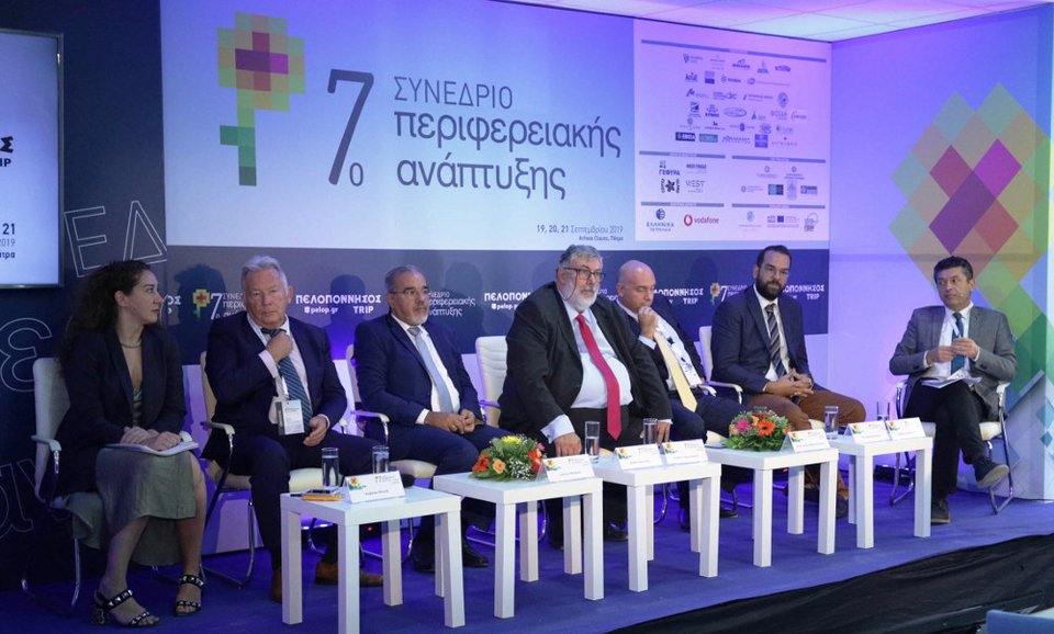 Από αριστερά, η Διευθύνουσα Σύμβουλος ΔΕΔΑ κα Στεφανία Μωσσέ, ο Πρόεδρος και Διευθύνων Σύμβουλος της Ελληνικής Διαχειριστικής Εταιρείας Υδρογονανθράκων (ΕΔΕΥ) κ. Ιωάννης Μπασιάς, ο Διευθυντής Γεωτρήσεων & Παραγωγής της ΕΛΠΕ UPSTREAM κ. Φοίβος Συμεωνίδης, ο Διευθύνων Σύμβουλος της "ΕΛΠΕ Ε&Π Υδρογονανθράκων Β.Δ. Πελοπόννησος Α.Ε." κ. Γεώργιος Ζαφειρόπουλος, δίπλα του ο Αντιπρόεδρος της ΔΕΠΑ Α.Ε. κ. Κωνσταντίνος Ανδριοσόπουλος, δεξιά ο Περιφερειάρχης Δυτικής Ελλάδας κ. Νεκτάριος Φαρμάκης και στο άκρον ο δημοσιογράφος και συντονιστής της συζήτησης κ. Θοδωρής Παναγούλης.
