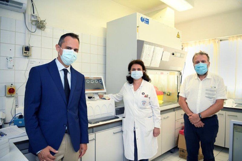(Από αριστερά): Ο κ. Αντωνίου Δημήτρης Διοικητής του ΓΝΕ Θριασίου, η κα Γιαννοπούλου Παναγιώτα, Δ/ντρια του Μικροβιολογικού του Θριασίου και ο κ. Πιλάλης Χρήστος, Αναπλ. Διοικητής Θριασίου