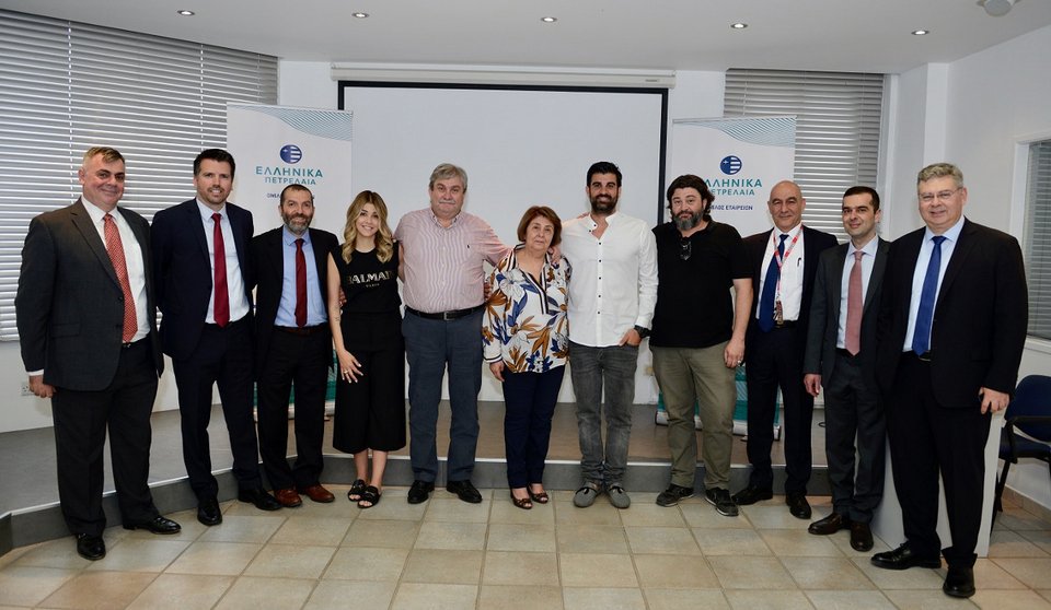 (Από αριστερά) ο Διευθυντής Οικονομικών Υπηρεσιών της ΕΛΛΗΝΙΚΑ ΠΕΤΡΕΛΑΙΑ Κύπρου κ. Μάριος Λύτρας, ο επικεφαλής της Διεύθυνσης Οικονομικών Θυγατρικών Εξωτερικού του Ομίλου ΕΛΠΕ κ. Πάνος Λουκάς, ο Γενικός Δ/ντης Εμπορίας Ομίλου και Διευθύνων Σύμβουλος της ΕΚΟ κ. Ρομπέρτο Καραχάννας, αμέσως μετά -εκ μέρους των πωλητών- η κα Ελένη Πολυκάρπου, ο κ. Άρης Πολυκάρπου, η κα Νίκη Πολυκάρπου, ο κ. Μάριος Πολυκάρπου και ο κ. Αχιλλέας Πολυκάρπου και δεξιά ο Διευθύνων Σύμβουλος της ΕΛΛΗΝΙΚΑ ΠΕΤΡΕΛΑΙΑ Κύπρου κ. Γιώργος Γρηγοράς, ο Δ/ντης Διεθνούς Εμπορίας Ομίλου ΕΛΠΕ κ. Κωνσταντίνος Καραχάλιος και ο Αναπληρωτής Διευθύνων Σύμβουλος και Γενικός Δ/ντης Οικονομικών Υπηρεσιών Ομίλου ΕΛΠΕ κ. Ανδρέας Σιάμισιης.