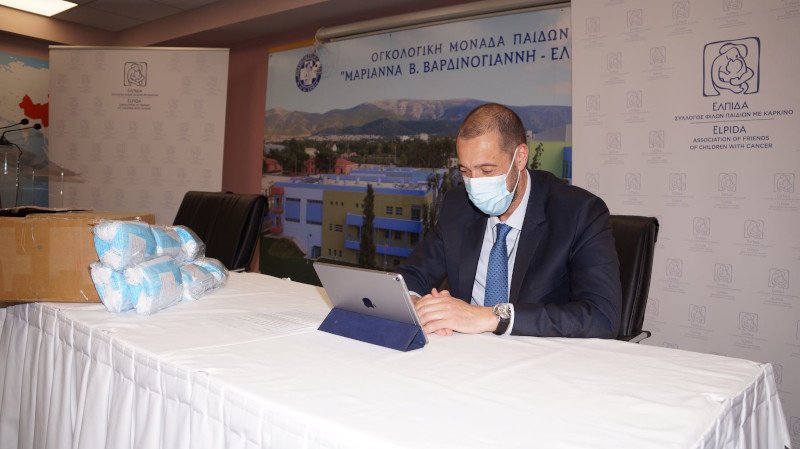  O Μανώλης Παπασάββας κατά τη διάρκεια της συνομιλίας μέσω skype.