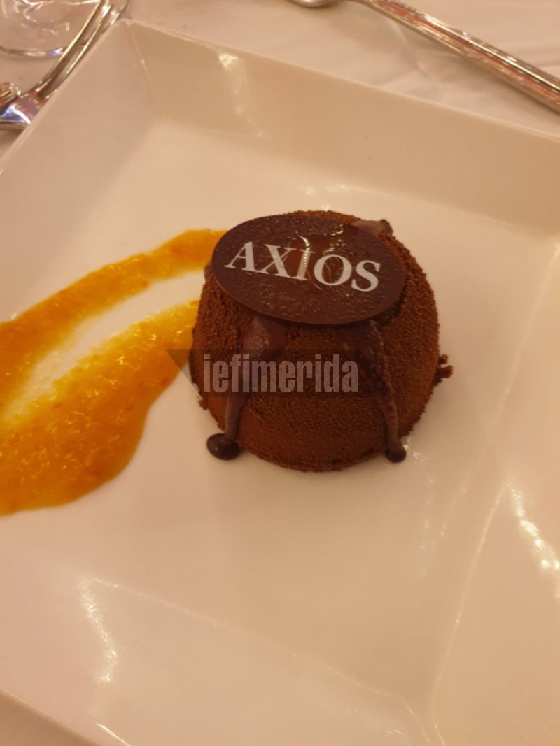 Τα γλυκά έγραφαν «AXIOS»