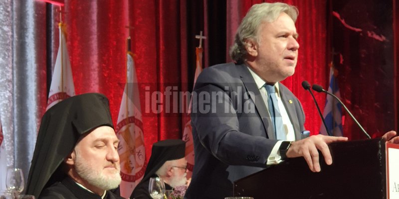 Ο νέος Αρχιεπίσκοπος παρακολουθεί τον χαιρετισμό του Γιώργου Κατρούγκαλου