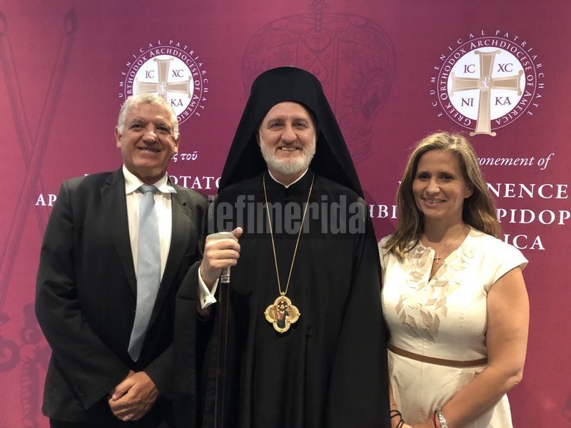 Ο νέος Αρχιεπίσκοπος με τον Κώστα και την Ευαγγελία Πάντου