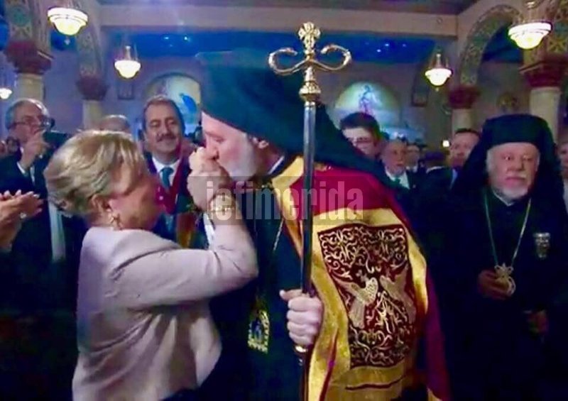 Συγκίνησε το χειροφίλημα του κ. Ελπιδοφόρου στη μητέρα του Νάντια