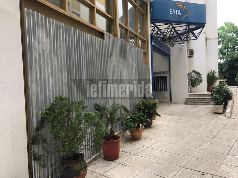 Οι δυο άνδρες εισέβαλαν στο κτίριο με καλυμμένα τα χαρακτηριστικά του προσώπου τους και υπό την απειλή όπλων απέσπασαν χρήματα