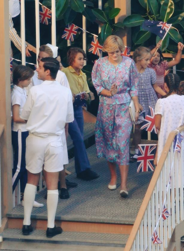 Εικόνες από τα γυρίσματα της σειράς The Crown, με την Έμα Κόριν στον ρόλο της Νταϊάνας
