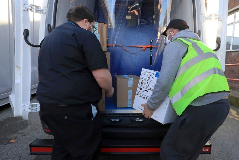 Η πρώτη παρτίδα έφτασε στο Ηνωμένο Βασίλειο / Φωτογραφία: Gareth Fuller/Pool via AP