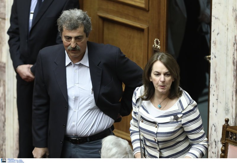 «Καλώστονα κι ας άργησε» αναφώνησε ο Κυριάκος Μητσοτάκης μόλις μπήκε στα υπουργικά έδρανα ο Παύλος Πολάκης -Φωτογραφία: Intimenews