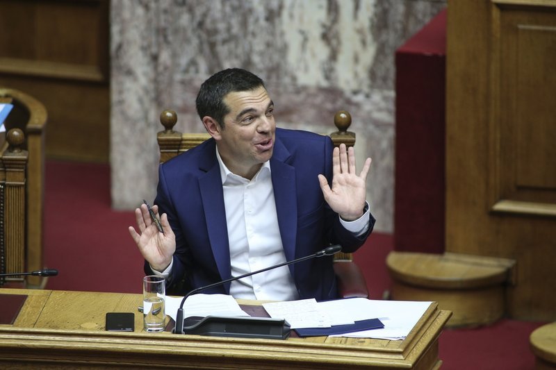 Ο Αλέξης Τσίπρας σε μια χαρακτηριστική χειρονομία την ώρα που στο βήμα είναι ο Κυριάκος Μητσοτάκης