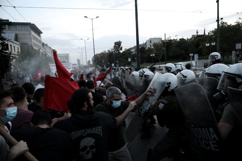 Διαδηλωτές σε σύγκρουση με τα ΜΑΤ