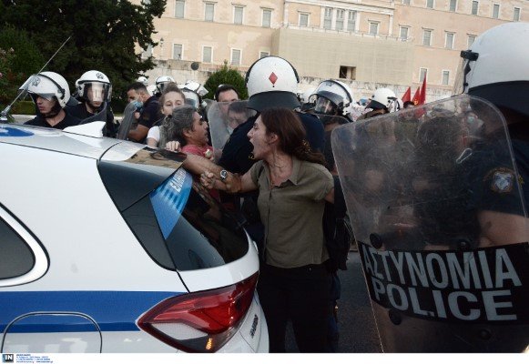 Μικροεπεισόδια και χημικά μπροστά από το μνημείο του Αγνωστου Στρατιώτη -Ενταση μεταξύ αντιεξουσιαστών και ΜΑΤ -Φωτογραφία: Intimenews/ΖΑΧΟΣ ΓΙΩΡΓΟΣ