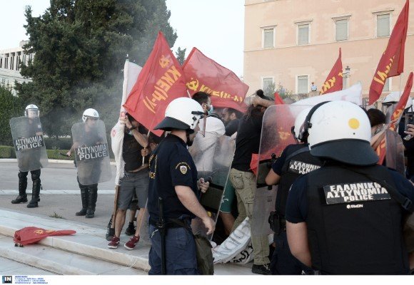 Μικροεπεισόδια και χημικά μπροστά από το μνημείο του Αγνωστου Στρατιώτη -Φωτογραφία: Intimenews/ΖΑΧΟΣ ΓΙΩΡΓΟΣ