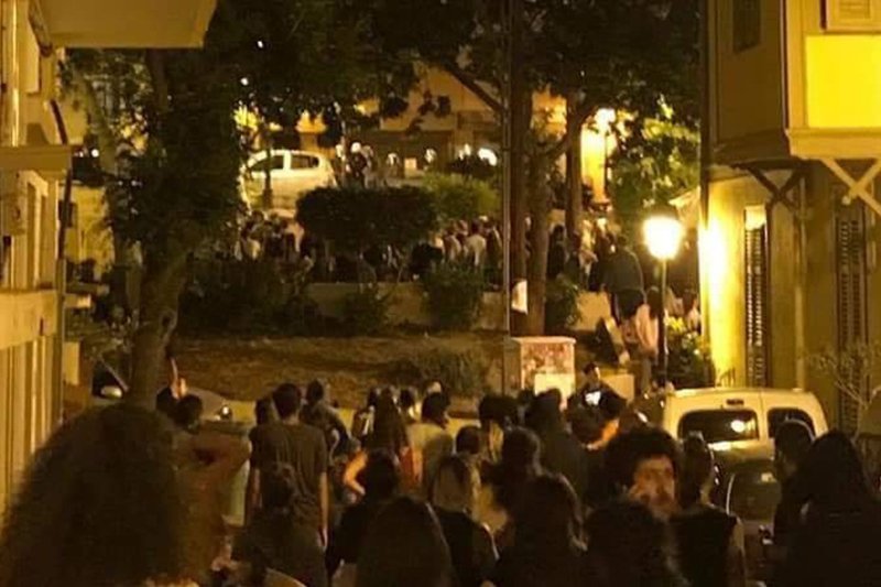 Τις φωτογραφίες που δημοσίευσε η Νεολαία ΣΥΡΙΖΑ Θεσσαλονίκης στη σελίδα της στο facebook