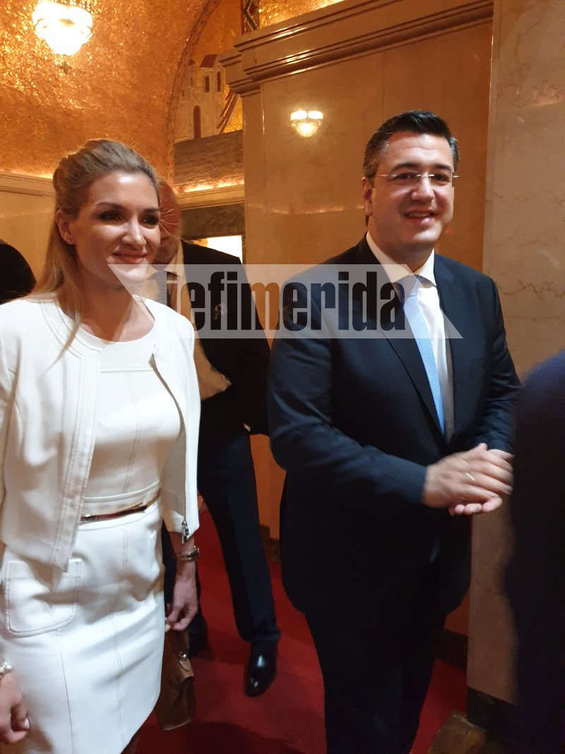 Ο Απόστολος Τζιτζικώστας με την σύζυγό του στην ενθρόνιση του Ελπιδοφόρου