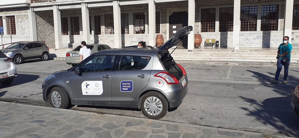 Αυτοκίνητο του ΕΟΔΥ έξω από το δημαρχείο Βόλου