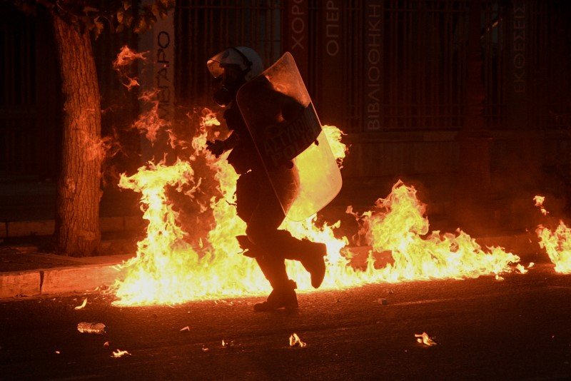 Πετροπόλεμος και χημικά σε πορεία για τον Τζορτζ Φλόιντ -Φωτιές έξω από την αμερικανική πρεσβεία -Φωτογραφία: EUROKINISSI/ ΜΙΧΑΛΗΣ ΚΑΡΑΓΙΑΝΝΗΣ