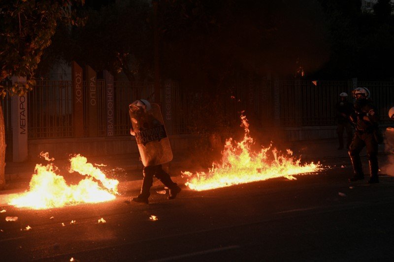 Πετροπόλεμος και χημικά σε πορεία για τον Τζορτζ Φλόιντ -Φωτιές έξω από την αμερικανική πρεσβεία -Φωτογραφία: EUROKINISSI/ ΜΙΧΑΛΗΣ ΚΑΡΑΓΙΑΝΝΗΣ