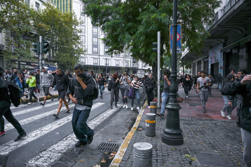 Επεισόδια επί της Πανεπιστημίου στο φοιτητικό-μαθητικό συλλαλητήριο -Φωτογραφία: EUROKINISSI/ΣΤΕΛΙΟΣ ΜΙΣΙΝΑΣ