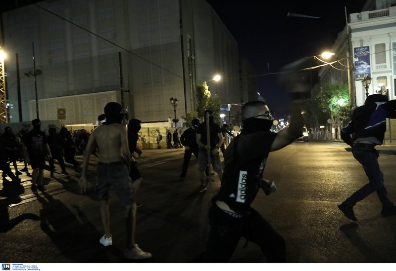 Ομάδα νεαρών πέταξε πέτρες στους αστυνομικούς στον Πειραιάς, κατά την πορεία για τον Παύλο Φύσσα