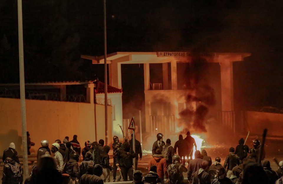 Επεισόδια έξω από στρατόπεδο στην Λέσβο