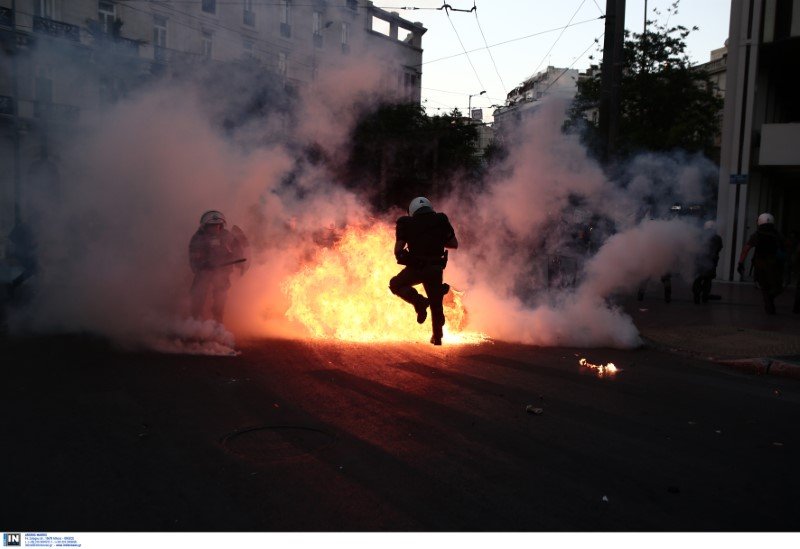 Ενταση έξω από τη Βουλή -Βροχή από πέτρες και μολότοφ -Φωτογραφία: Intimenews/ΛΙΑΚΟΣ ΓΙΑΝΝΗΣ