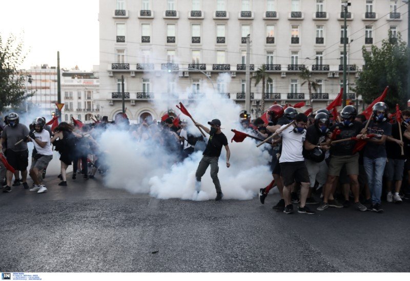 Ενταση έξω από τη Βουλή -Βροχή από πέτρες και μολότοφ -Φωτογραφία: Intimenews/ΛΙΑΚΟΣ ΓΙΑΝΝΗΣ