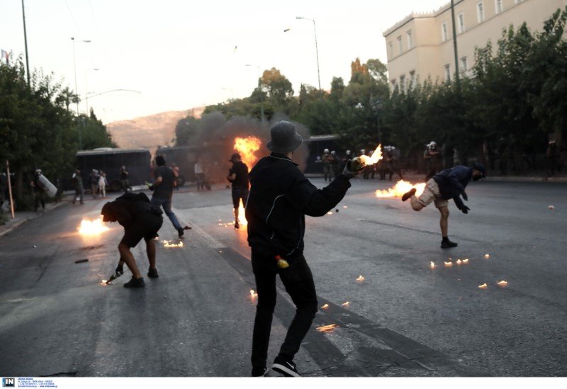 Ενταση έξω από τη Βουλή -Βροχή από πέτρες και μολότοφ -Φωτογραφία: Intimenews/ΛΙΑΚΟΣ ΓΙΑΝΝΗΣ