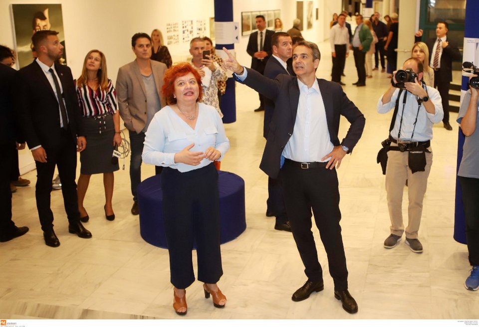 Ο κ. Μητσοτάκης ξεναγήθηκε από τη διευθύντρια της Μπιενάλε, Συραγώ Τσιάρα