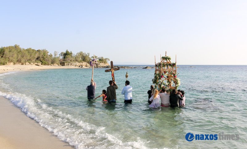 Η Περιφορά του Επιταφίου στη Νάξο μέσα στη θάλασσα