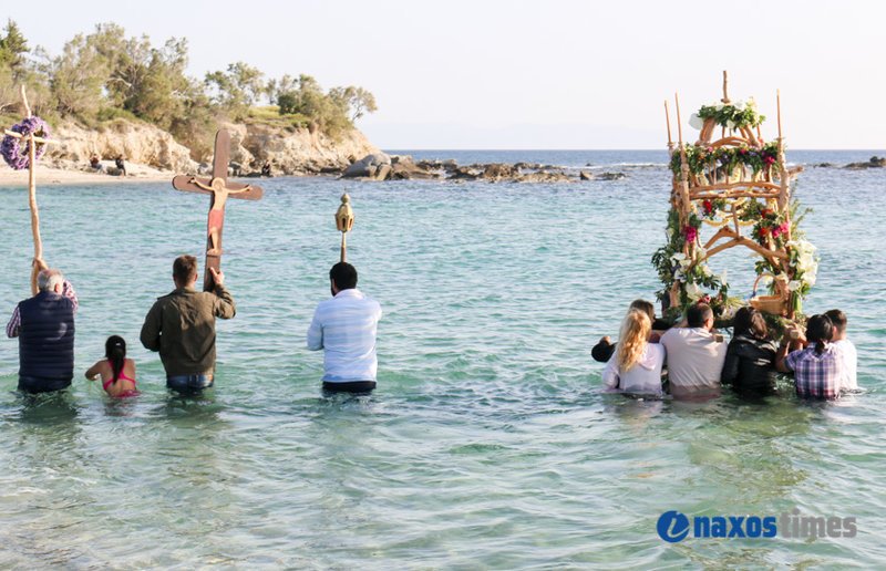 Η Περιφορά του Επιταφίου στη Νάξο μέσα στη θάλασσα