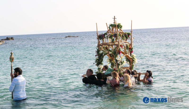 Η Περιφορά του Επιταφίου στη Νάξο μέσα στη θάλασσα