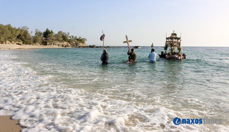Η Περιφορά του Επιταφίου στη Νάξο μέσα στη θάλασσα