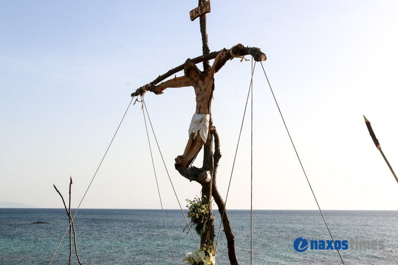 Περιφορά του Σταυρού του Χριστού μέσα στη θάλασσα