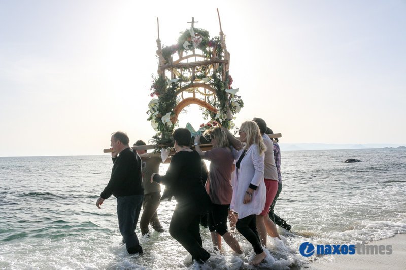 Η Περιφορά του Επιταφίου στη Νάξο μέσα στη θάλασσα