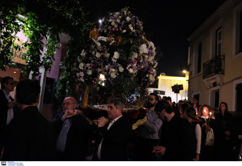 Πιστοί κρατούν τον Επιτάφιο