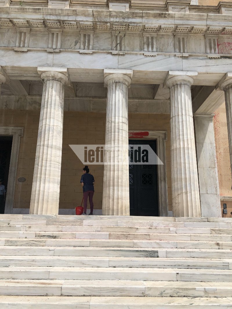 Οι καθαρίστριες στη Βουλή προσπαθούν να μαζέψουν ό,τι άφησαν πίσω τους οι εισβολείς