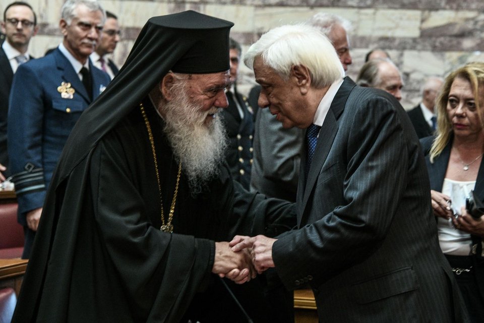 Ο Αρχιεπίσκοπος Ιερώνυμος σε χειραψία με τον Προκόπη Παυλόπουλο