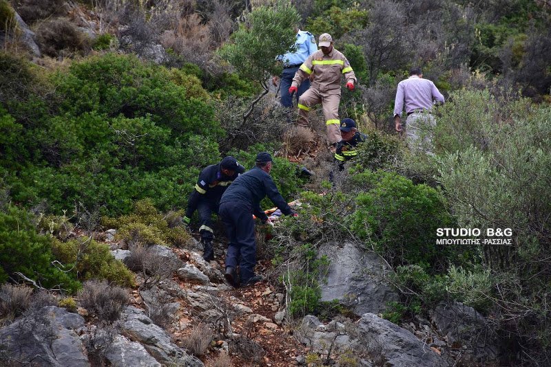 Επιχειρηση ανάσυρσης οδηγού από γκρεμό